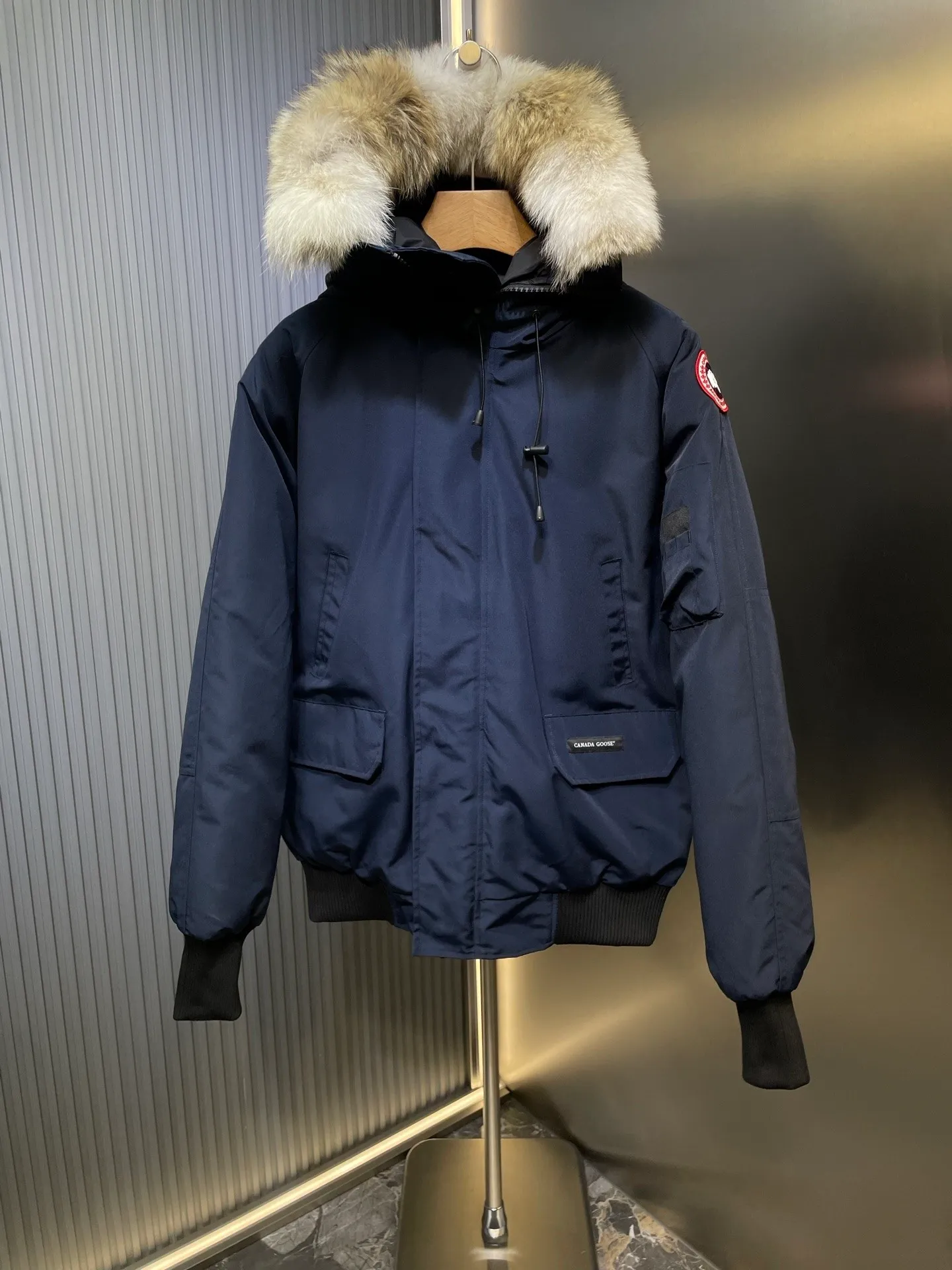 P760 original top quality Canada Goose #Chilliwa 7999M pilot short style/01 style #Men and Women Same Style# Synchronized anti-counterfeiting chip sensor! ➖ Imported 21S polyester-cotton blended original fabric [Last year’s 16S/18S hard fabrics have been completely eliminated, this year all use 21S synchronous fabrics, the soft mid-strap feels delicate and textured], synchronous Feather-Light 10D waterproof coating fabric, made of 84.5 polyester fiber and 15.5 cotton, 100% the best feel in the entire network! ➖ The official website synchronizes the national standard 80 white duck down, you can check the official website customer service, there will never be a series of misleading claims such as 90 down or goose down! ➖ Using the best nylon lon lining with double double-layer sealing design, anti-down 7 needles + grid-filled down ready-made garments, there will be 100% no so-called velvet running! ➖ The cuffs are designed with thickened seamless threads, and the collar and pocket lining are made of top-notch warmth and comfort! ➖ Yoshida YKK provides original custom-made electroplated sliders. YKK two-way lockable zippers are tight and smooth and will not peel off paint! ➖ 3M composite guarantees that the Velcro is the same as the original, durable, and all accessories and hardware are custom-made! ➖ Customized 10,000-needle embroidery labels imported from Behringer embroidery machines, 98% of which restore the original labels. You can check and compare on the official website! ➖ The fur collars are all made of large pieces of Western Canadian blue wolf hide, ensuring that each fur collar is 13-15cm wide!   Size:XS-XXL